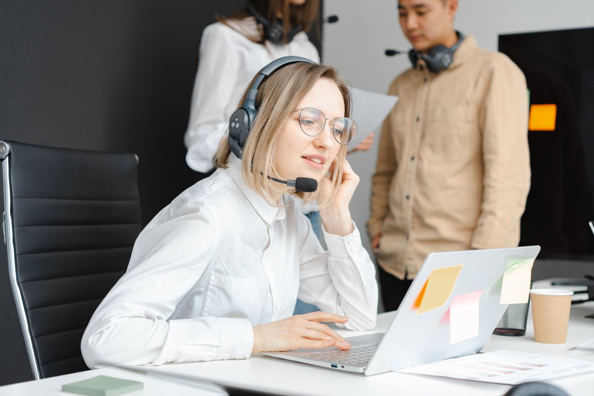 Nhân viên đeo tai nghe hỗ trợ minh họa